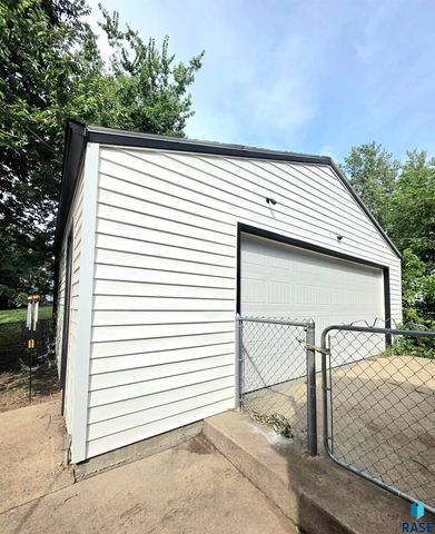 1428 E 5th St Street, Sioux Falls, SD 57103