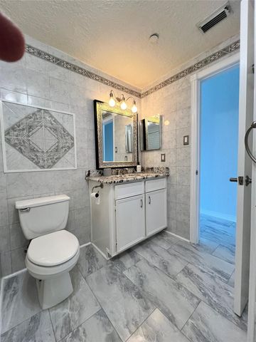 351 Lakeside Lane 104, Houston, TX 77058