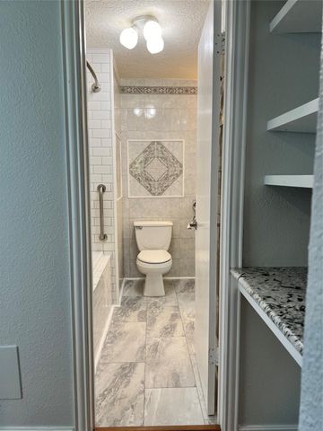 351 Lakeside Lane 104, Houston, TX 77058