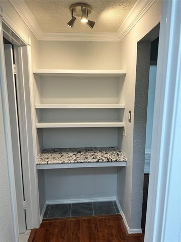 351 Lakeside Lane 104, Houston, TX 77058