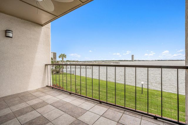 351 Lakeside Lane 104, Houston, TX 77058