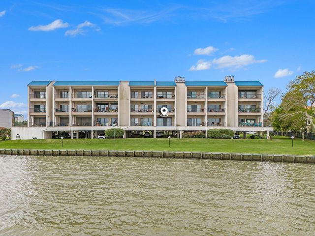 351 Lakeside Lane 104, Houston, TX 77058