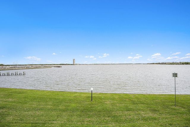 351 Lakeside Lane 104, Houston, TX 77058