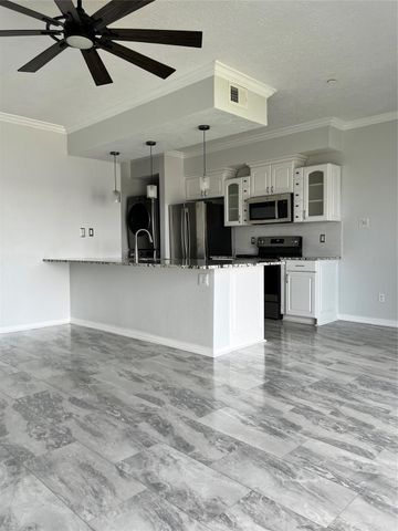 351 Lakeside Lane 104, Houston, TX 77058