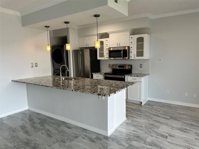 351 Lakeside Lane 104, Houston, TX 77058