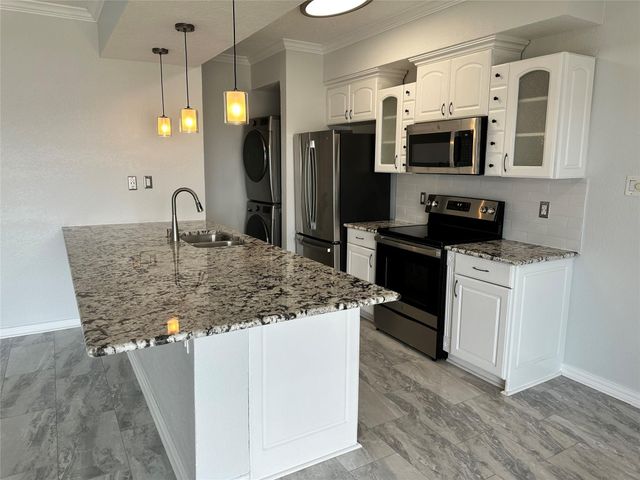 351 Lakeside Lane 104, Houston, TX 77058