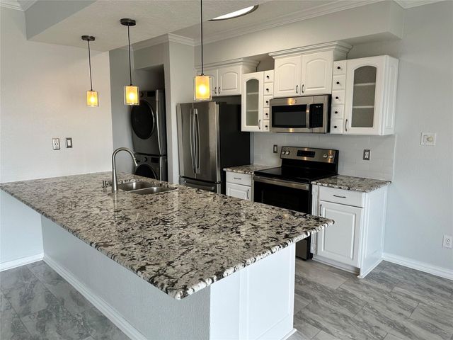 351 Lakeside Lane 104, Houston, TX 77058