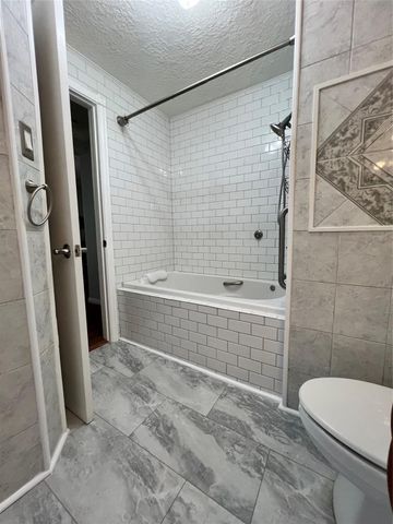 351 Lakeside Lane 104, Houston, TX 77058