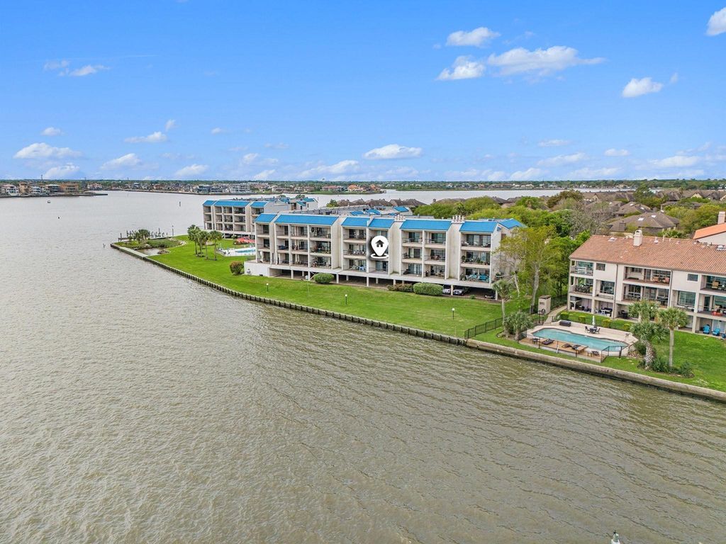 351 Lakeside Lane 104, Houston, TX 77058