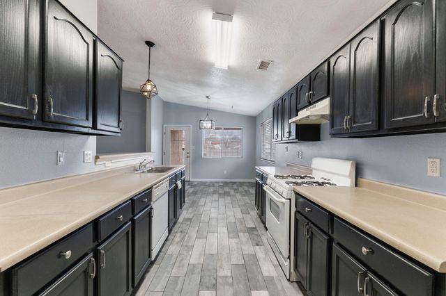 6847 Calle Cielo Avenue SW, Albuquerque, NM 87121