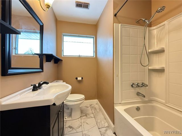 52 Carol Lane, Grand Island, NY 14072