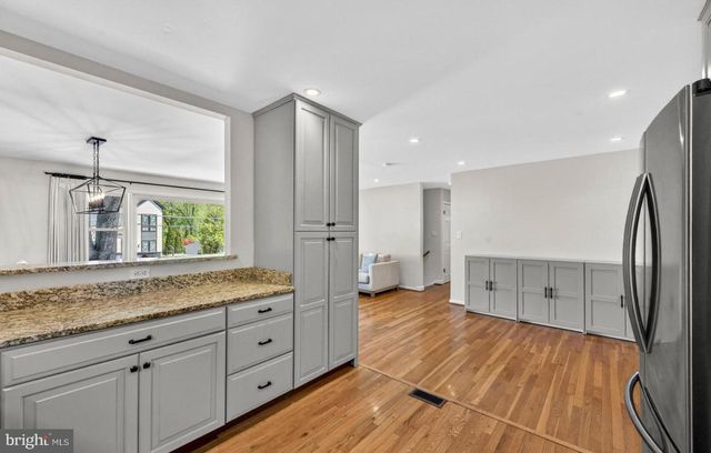 1109 HILLCREST DR SW, Vienna, VA 22180