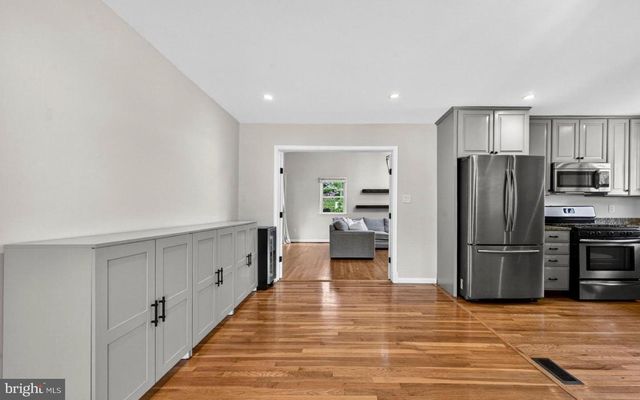 1109 HILLCREST DR SW, Vienna, VA 22180