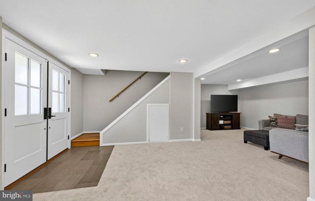 1109 HILLCREST DR SW, Vienna, VA 22180