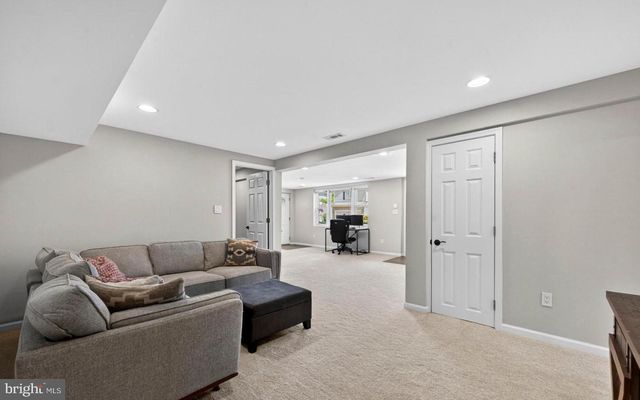 1109 HILLCREST DR SW, Vienna, VA 22180