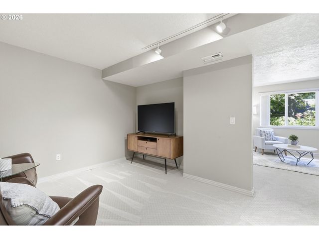 9824 Sw Quail Post Rd, Portland, OR 97219