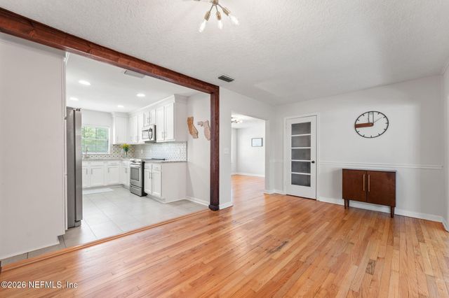 6144 ROBBINS Circle N, Jacksonville, FL 32211