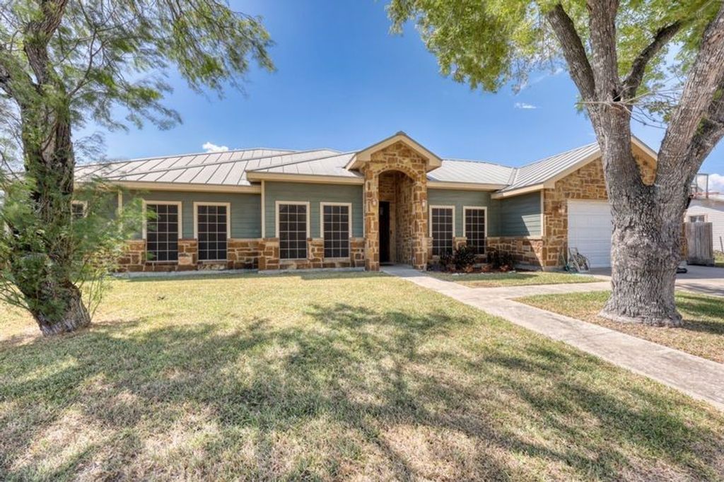 206 S Sixth St, Woodsboro, TX 78393 — exterior