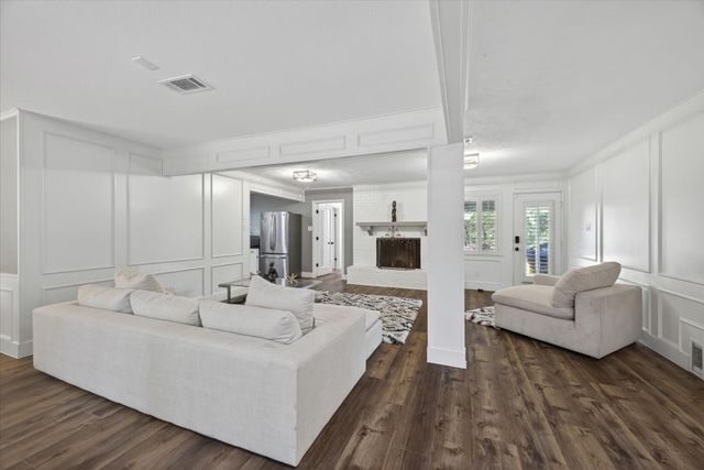 2715 Green Oaks Boulevard, Arlington, TX 76017