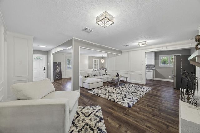 2715 Green Oaks Boulevard, Arlington, TX 76017