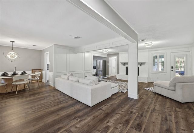 2715 Green Oaks Boulevard, Arlington, TX 76017
