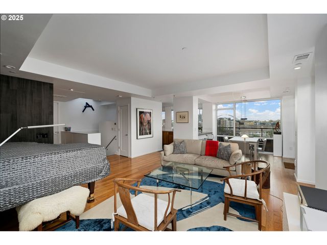 300 Nw 8TH Ave 902, Portland, OR 97209