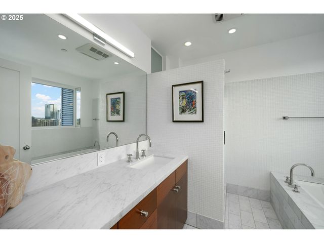 300 Nw 8TH Ave 902, Portland, OR 97209