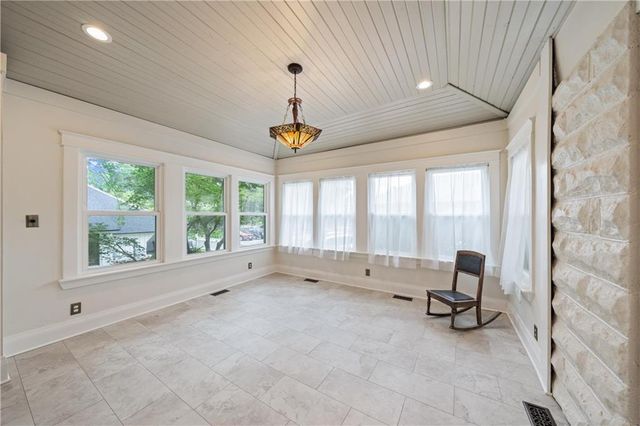 105 NE Douglas Street, Lee's Summit, MO 64063
