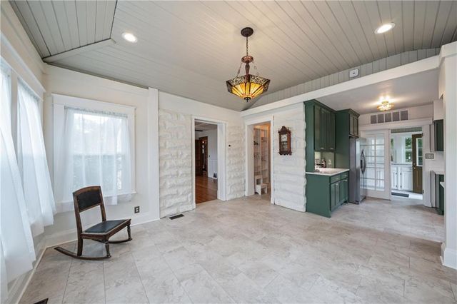 105 NE Douglas Street, Lee's Summit, MO 64063