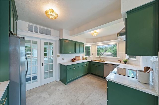105 NE Douglas Street, Lee's Summit, MO 64063