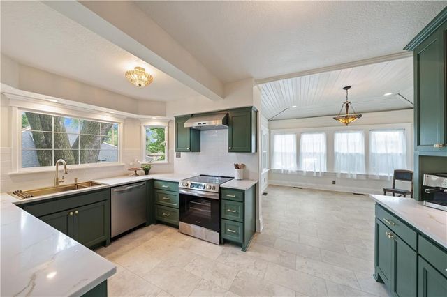 105 NE Douglas Street, Lee's Summit, MO 64063