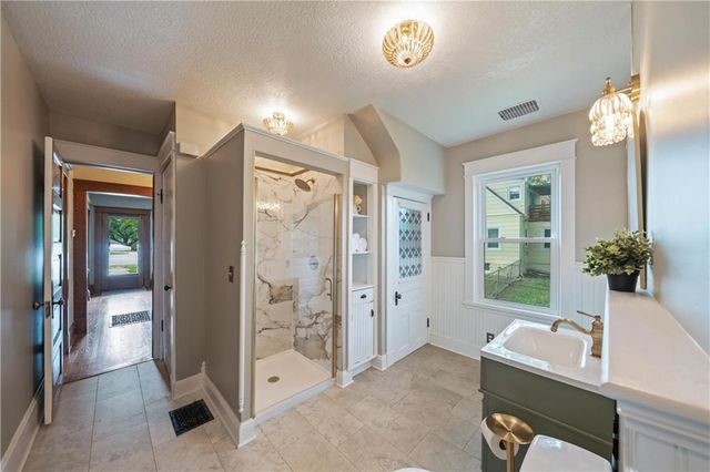 105 NE Douglas Street, Lee's Summit, MO 64063