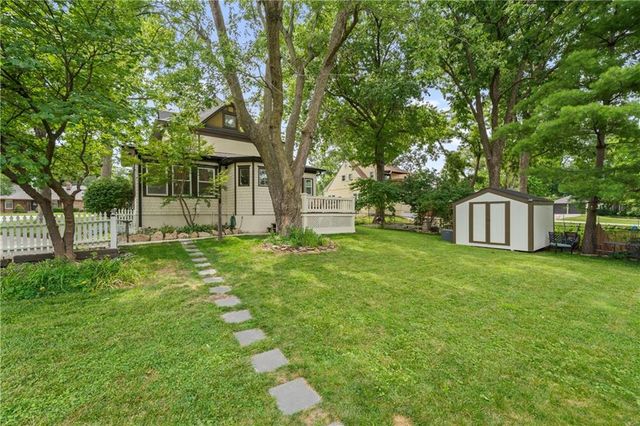 105 NE Douglas Street, Lee's Summit, MO 64063