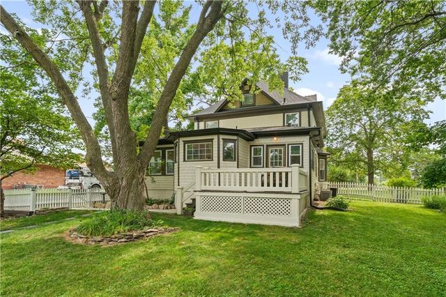 105 NE Douglas Street, Lee's Summit, MO 64063