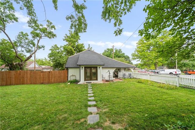 105 NE Douglas Street, Lee's Summit, MO 64063