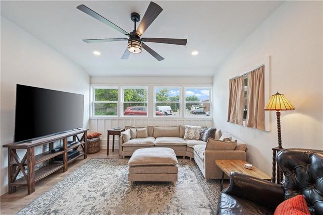105 NE Douglas Street, Lee's Summit, MO 64063