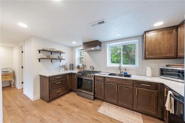 105 NE Douglas Street, Lee's Summit, MO 64063