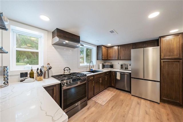 105 NE Douglas Street, Lee's Summit, MO 64063