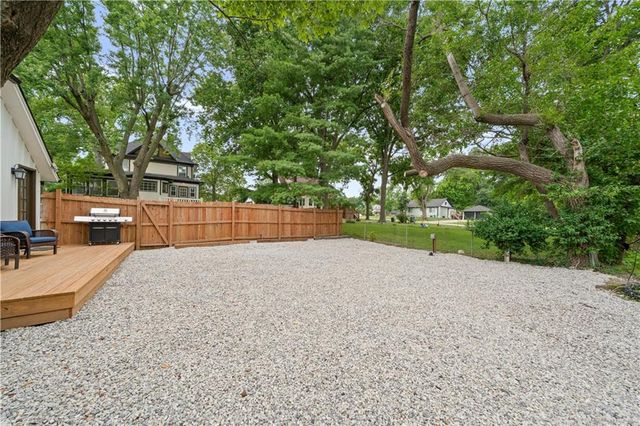 105 NE Douglas Street, Lee's Summit, MO 64063