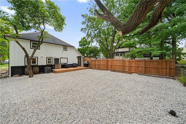 105 NE Douglas Street, Lee's Summit, MO 64063