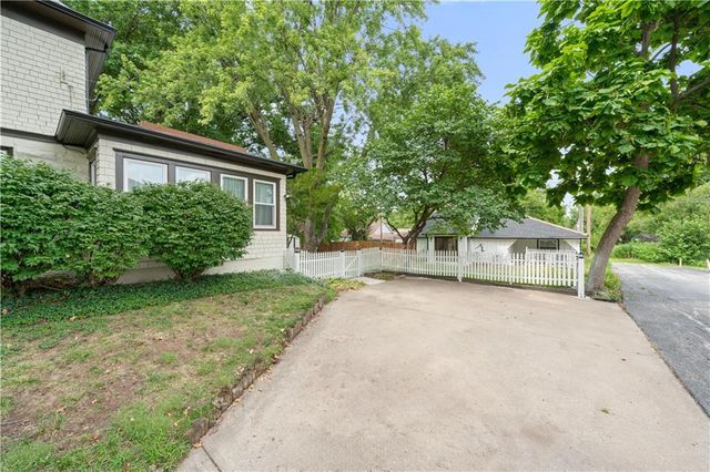 105 NE Douglas Street, Lee's Summit, MO 64063