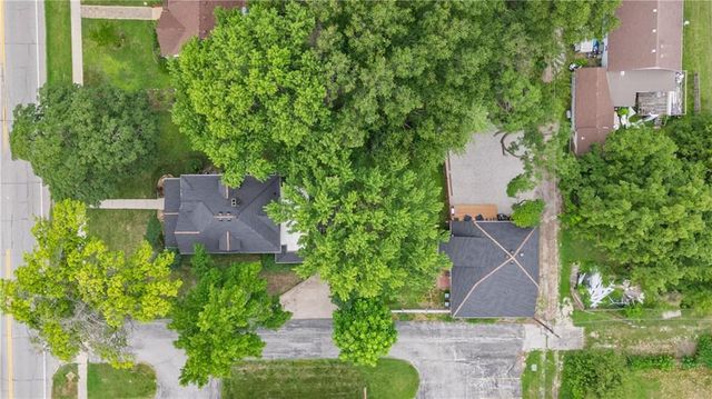105 NE Douglas Street, Lee's Summit, MO 64063