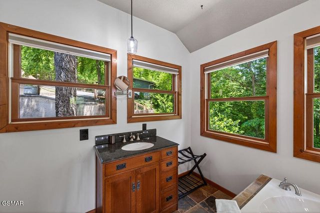 967 Scenic Trail, Gatlinburg, TN 37738