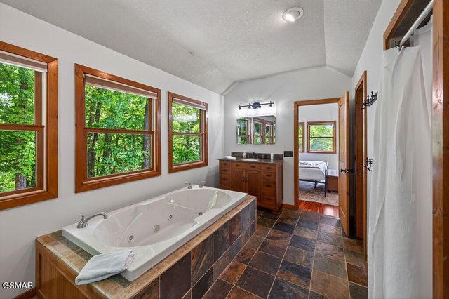967 Scenic Trail, Gatlinburg, TN 37738