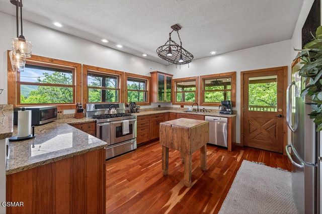 967 Scenic Trail, Gatlinburg, TN 37738
