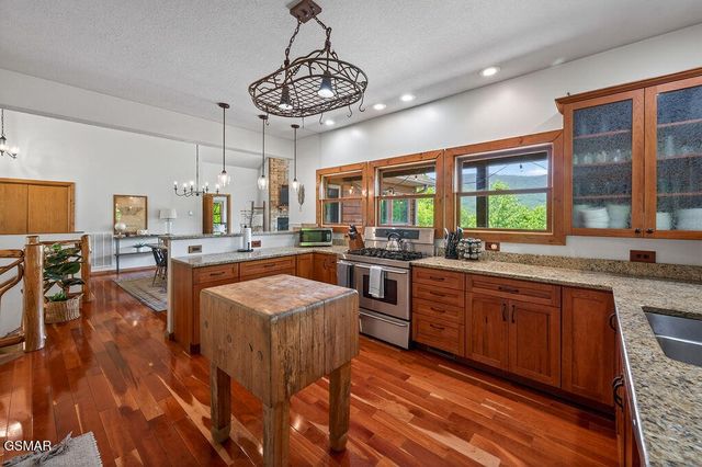 967 Scenic Trail, Gatlinburg, TN 37738