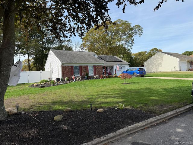 56 Glenmere Lane, Coram, NY 11727