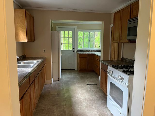 498 Clyde Street, Newport City, VT 05855