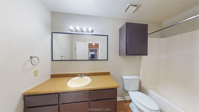 2807 Longmire Drive B, College Station, TX 77845