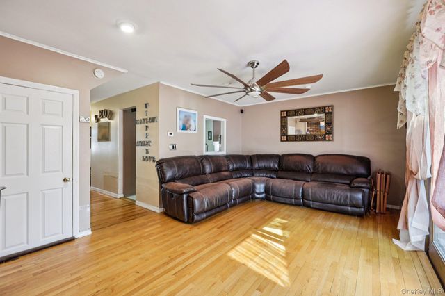 31 Circle Lane, Bay Shore, NY 11706